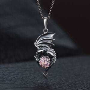 Підвіс «Дракоша 2» на шиї — прикраса з рожевою вставкою Swarovski Zirconia в повсякденному образі.