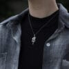 Підвіс «Дракоша 2» на шиї — прикраса з рожевою вставкою Swarovski Zirconia в повсякденному образі.