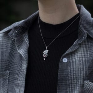 Підвіс «Дракоша 2» на шиї — прикраса з рожевою вставкою Swarovski Zirconia в повсякденному образі.