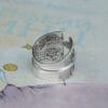 Ring "Der Fuchs und der kleine Prinz" mit detaillierter Innengravur auf dem Hintergrund des Buches.