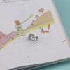 Ring "Der Fuchs und der kleine Prinz" vor dem Hintergrund des Buches "Der kleine Prinz".
