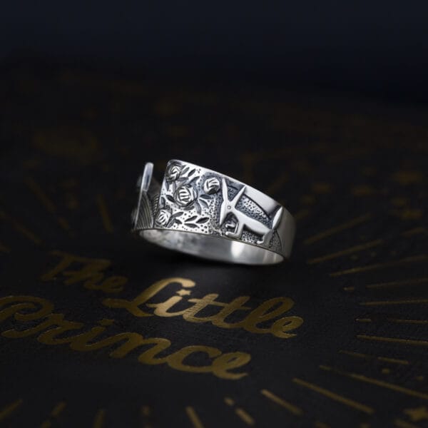 Ring "Der Fuchs und der kleine Prinz" mit Oxidation und geprägtem Ornament, Nahaufnahme