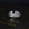 Ring "Der Fuchs und der kleine Prinz" mit Oxidation und geprägtem Ornament, Nahaufnahme