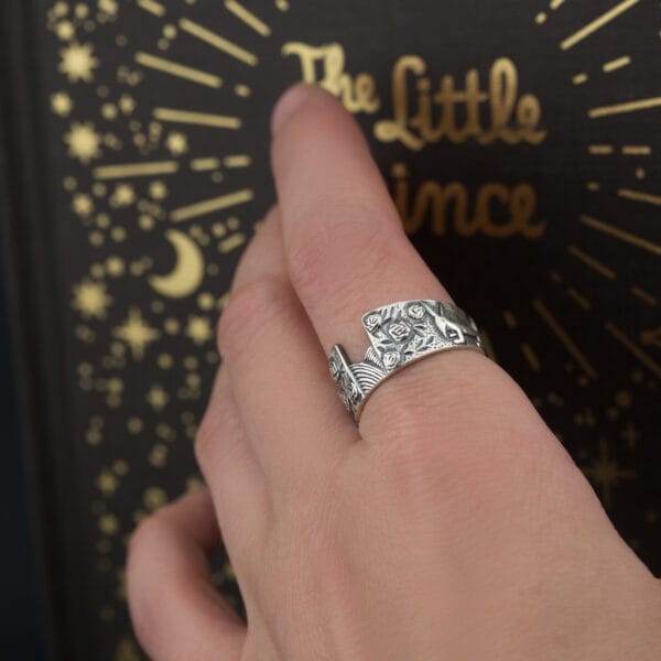 Ring aus der "Exlibris"-Sammlung am Arm ist ein dekoratives Reliefornament aus nächster Nähe.