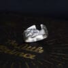 Ring aus der Sammlung "Exlibris" mit Reliefornament, die Ansicht ist von der anderen Seite.