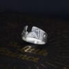 Ring aus der Sammlung "Exlibris" mit geprägten Ornamenten, Nahaufnahme.
