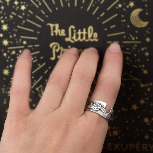 Ring aus der Sammlung "Exlibris" an der Hand ist ein silberner Schmuck mit einem Reliefornament.