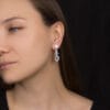 Сережка «Дара» на моделі, що демонструє посадку прикраси на вусі